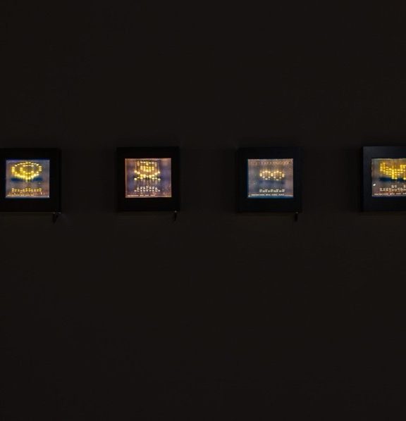 《潛在的圖形草案—燈箱》（Latent Figure Protocol lightboxes）